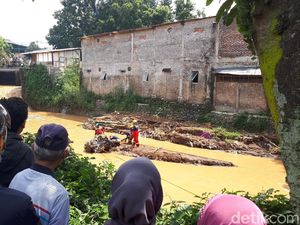 Warga Tonton Evakuasi Mobil di Sungai Cipamokolan Bandung Warga Tonton Evakuasi Mobil di Sungai Cipamokolan Bandung