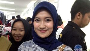 Deretan Gadis Cantik Berburu Kerja di Senayan