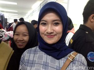Deretan Gadis Cantik Berburu Kerja di Senayan Deretan Gadis Cantik Berburu Kerja di Senayan
