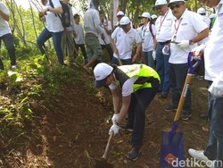 Cek Padat Karya Cash di Walini, Rini Soemarno Ikut Nyangkul