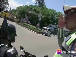 Tak Pakai Helm SNI, Batman pun Ditilang