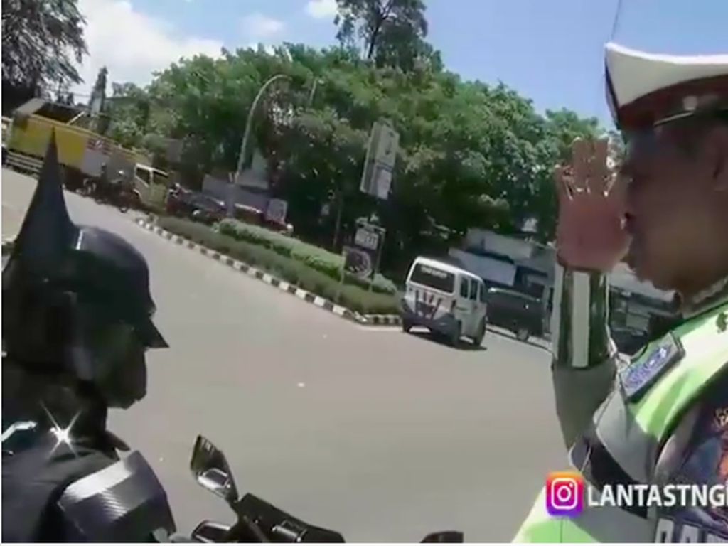 Tak Pakai Helm SNI, Batman pun Ditilang Tak Pakai Helm SNI, Batman pun Ditilang