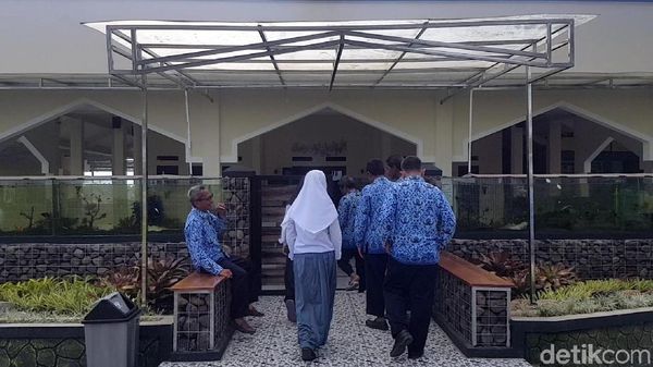 Foto: Masjid Berpagar Akuarium