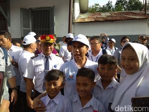 Rini Bertemu Warga di Lokasi Proyek Kereta Cepat JKT-BDG