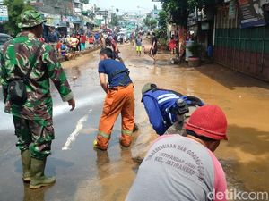 Warga Bergerak Bersihkan Lumpur Sisa Banjir Bandang Bandung