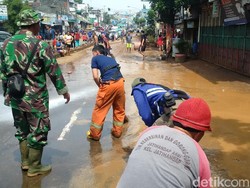 Warga Bergerak Bersihkan Lumpur Sisa Banjir Bandang Bandung