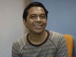 Adrian Yunan Ketagihan Curhat Lewat Lirik Lagu Adrian Yunan Ketagihan Curhat Lewat Lirik Lagu