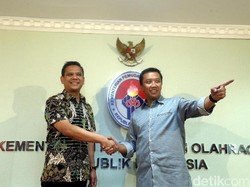 Imam Nahrawi menyambut kedatangan Berlinton Siahaan di Kantor Kemenpora, Senayan, Jakarta, Rabu (21/3/2018).