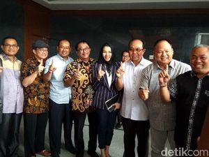 Pose Satu Jari Bupati Rita Saat Foto Bareng Cagub Kaltim Sofyan Pose Satu Jari Bupati Rita Saat Foto Bareng Cagub Kaltim Sofyan