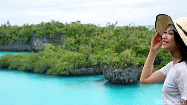Foto: Pramugari Cantik dan Indahnya Pulau Bair