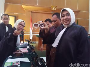 Foto: Pameran Kacamata Anniesa Hasibuan di Sidang First Travel