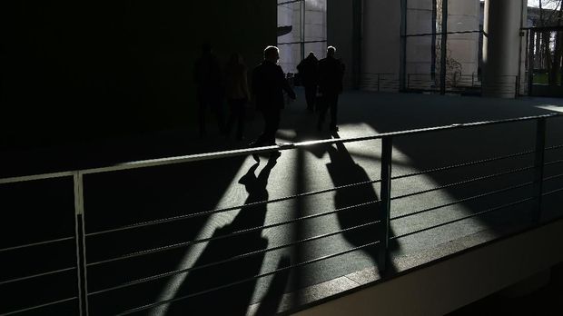 Participants walk to the meeting room where the German Chancellor (unseen) hosts a meeting with regional state leaders as part of regular consultations on February 1, 2018 at the Chancellery in Berlin.   / AFP PHOTO / John MACDOUGALL