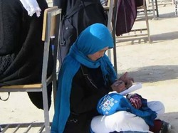 Viral, Foto Wanita Afghanistan Ikut Ujian Sambil Asuh Bayinya