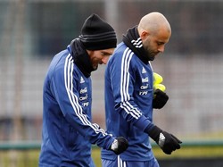 Lionel Messi berjalan bareng salah satu rekan seniornya Javier Mascherano. Keduanya tak lagi bermain di klub yang sama, Barcelona, setelah Mascherano pindah ke China. (Jason Cairnduff/Reuters)