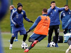 Lionel Messi tampak sedang berlatih bareng rekan-rekannya. Messi dalam mood yang bagus usai kelahiran putra ketiganya pekan lalu. (Jason Cairnduff/Reuters)