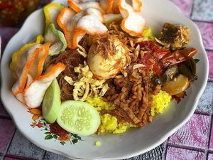 Suka yang Mana? Tiap Daerah Punya Racikan Nasi Kuning Berbeda, Lho! Suka yang Mana? Tiap Daerah Punya Racikan Nasi Kuning Berbeda, Lho!