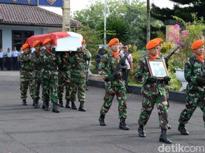 Foto: Suasana Saat Jasad Pilot Hanafie Diterbangkan ke Malang