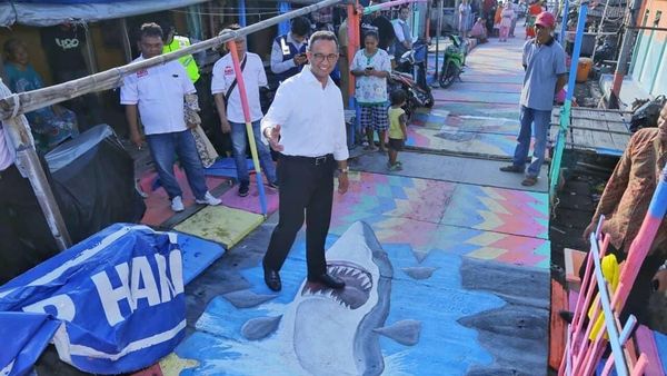 Gaya Anies Foto Bareng Warga di Kampung Nelayan Warna-Warni