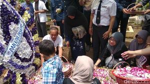 Foto: Tangis Haru Keluarga di Pemakaman Pilot Hanafie