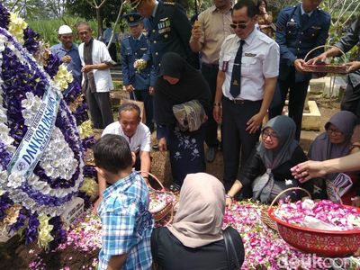 Foto: Tangis Haru Keluarga di Pemakaman Pilot Hanafie
