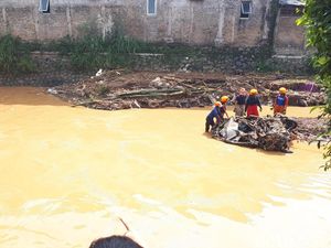 Penampakan Bangkai Mobil Hanyut Terseret Banjir Bandang Bandung