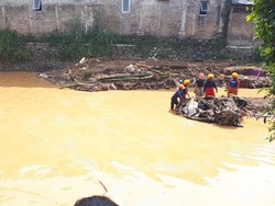 Penampakan Bangkai Mobil Hanyut Terseret Banjir Bandang Bandung