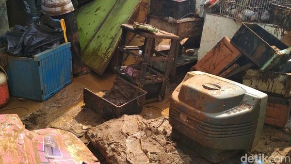 Penampakan Tumpukan Sampah Sisa Banjir Bandang Cicaheum