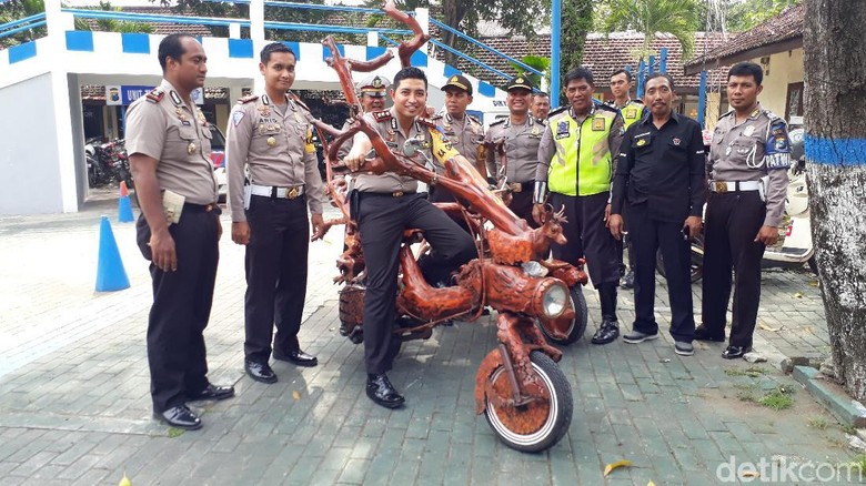 Vespa Dimodif Jadi Pohon, Warga Jember Ditilang Polisi