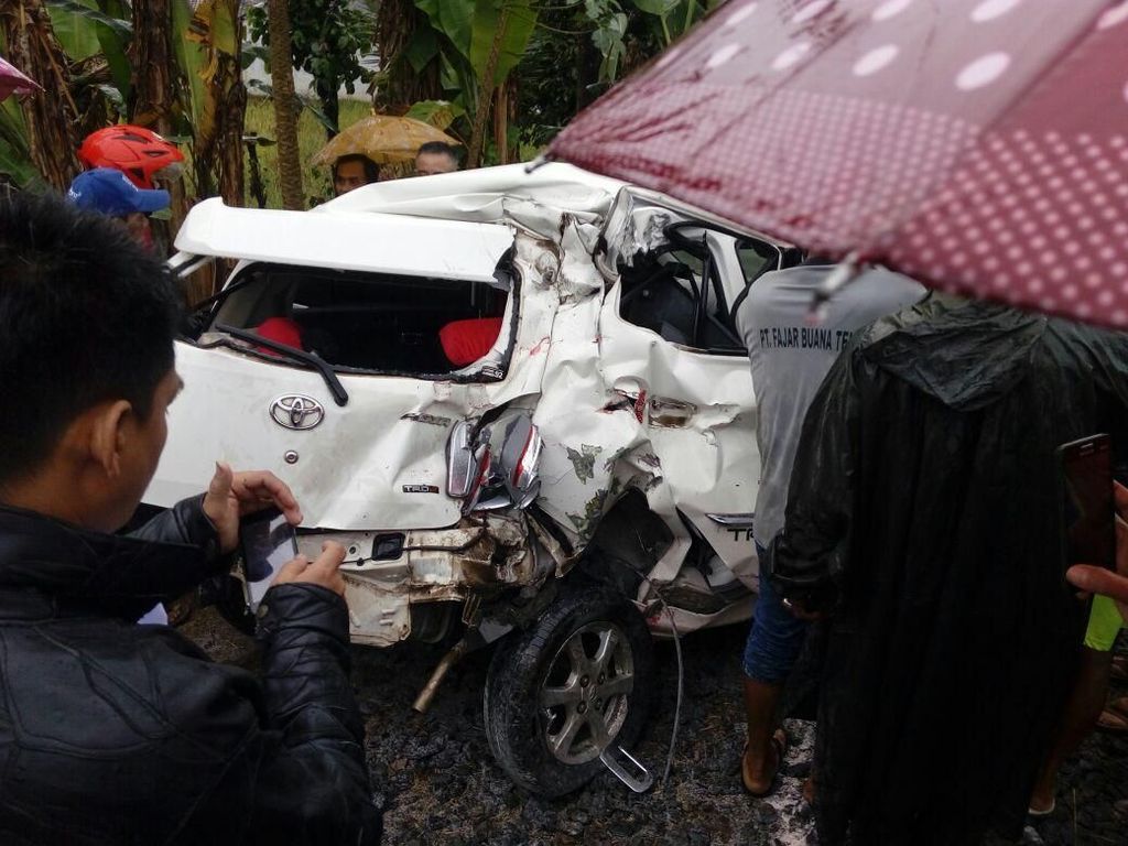 Mobil Tertabrak Kereta Api di Lebak, Tak Ada Korban Jiwa Mobil Tertabrak Kereta Api di Lebak, Tak Ada Korban Jiwa