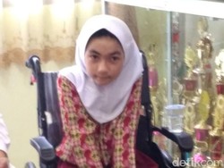 Bulan Bocah Difabel Pakai Kursi Roda dari Jokowi di Sekolah