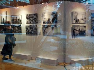 Melihat Potret Anak dalam Bingkai Hitam Putih