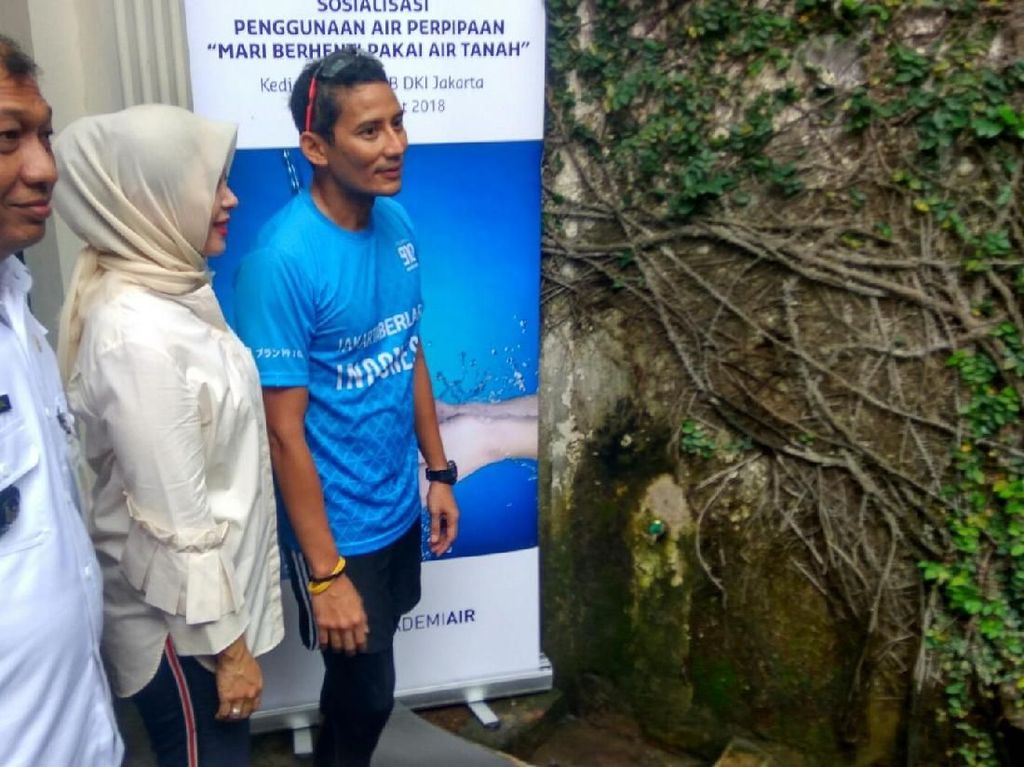 Sandiaga Ajak Warga Sekitar Rumahnya Gunakan PAM Sandiaga Ajak Warga Sekitar Rumahnya Gunakan PAM