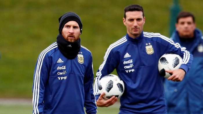 Soccer Football - Argentina Training - City Football Academy, Manchester, Britain - March 20, 2018   Argentinas Lionel Messi and assistant coach Lionel Scaloni during training   Action Images via Reuters/Jason Cairnduff