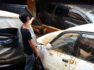 Mobil Terseret Banjir Bandang Belum Tentu Dicover Asuransi