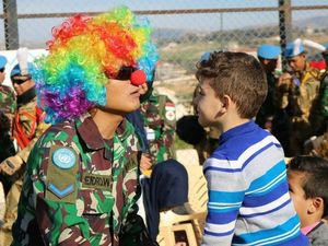 Seru! Begini Cara Prajurit TNI Hibur Anak-anak di Lebanon