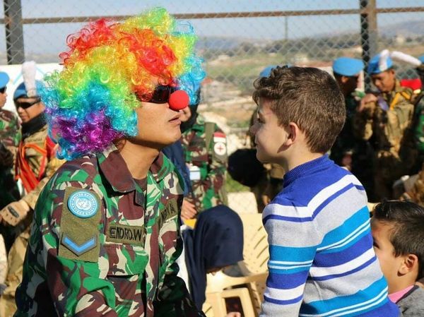 Seru! Begini Cara Prajurit TNI Hibur Anak-anak di Lebanon