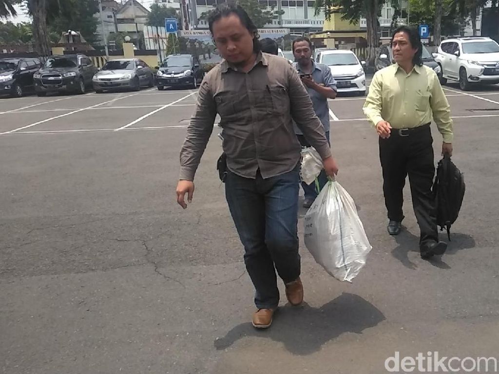 643 KIP yang Ditemukan di Laundry Dibawa ke Polrestabes Surabaya 643 KIP yang Ditemukan di Laundry Dibawa ke Polrestabes Surabaya