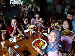 Diajak Yohanna Makan DiTraktir Detikcom Ini Komentar Teman-temannya