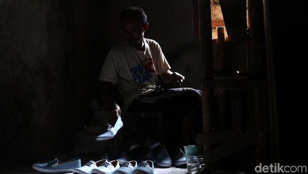 Foto: Melihat Produksi Sepatu Rumahan
