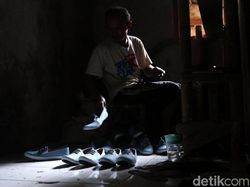 Foto: Melihat Produksi Sepatu Rumahan
