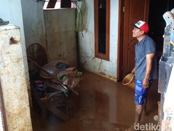 8,7 Ton Beras Disalurkan ke Korban Banjir Bandang Bandung
