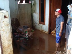 8,7 Ton Beras Disalurkan ke Korban Banjir Bandang Bandung 8,7 Ton Beras Disalurkan ke Korban Banjir Bandang Bandung