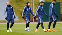 Para pemain Argentina harus menghadapi udara dingin Manchester saat latihan. (Jason Cairnduff/Reuters)
