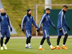 Para pemain Argentina harus menghadapi udara dingin Manchester saat latihan. (Jason Cairnduff/Reuters)