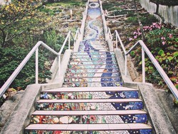 Tangga Ajaib yang Bersinar Saat Malam