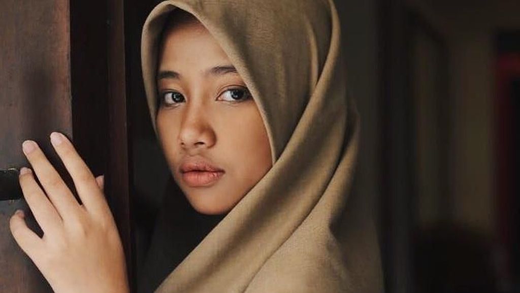 Foto: Gaya Hijab Putri Sulung Opick yang Beranjak Dewasa