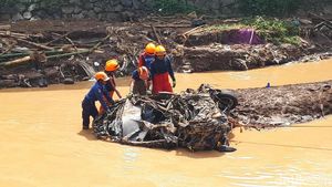 Foto: Mobil Remuk Dihajar Banjir Bandang Bandung
