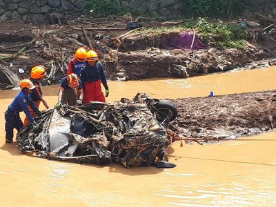 Foto: Mobil Remuk Dihajar Banjir Bandang Bandung