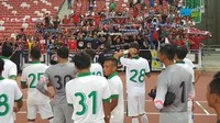 Para pemain Indonesia tak lupa untuk menghampiri tribun suporter. Mereka memberikan penghormatan untuk suporter Tanah Air yang mendukung langsung di stadion (Foto: Instagram @luismillacoach)