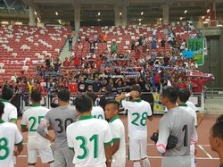 Para pemain Indonesia tak lupa untuk menghampiri tribun suporter. Mereka memberikan penghormatan untuk suporter Tanah Air yang mendukung langsung di stadion (Foto: Instagram @luismillacoach)